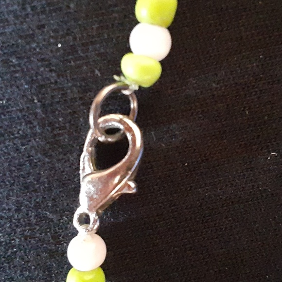 ** Green and White Beaded Necklace - Picture 4 of 5